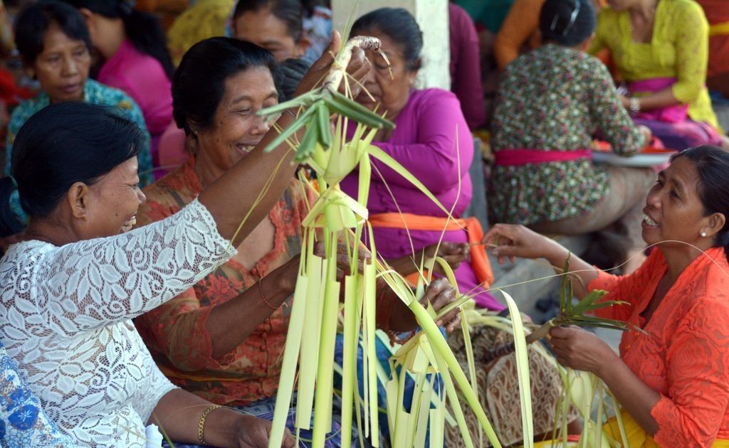 Visitbali - Ngayahan, The Social Tradition Of Binding Friendship In 